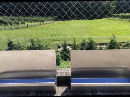 Bild 2:Futtertröge aus Edelstahl für Schweine