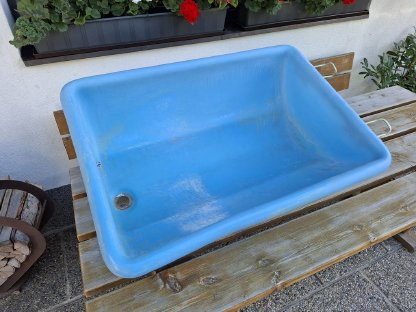 Waschbecken mit Halterung