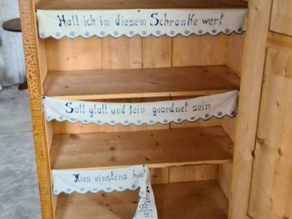 Bild 2:Alte Holzschränke