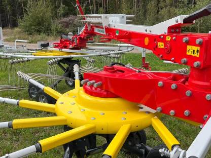 Bild 7:Pöttinger Top 632 A Wurmschwader