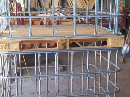 Gitterboxen für Brennholz auf Europalette