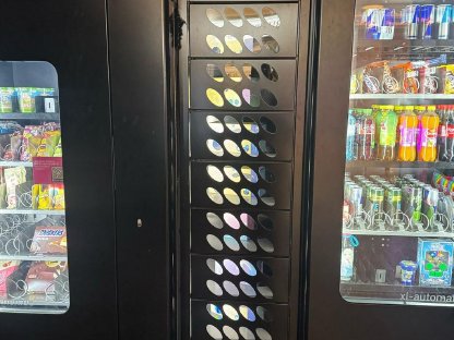 Bild 4:Komplette Batterie von XL-Hofladenautomaten gebraucht Top