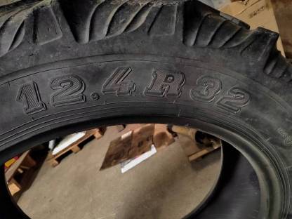 Bild 5:Reifen 12.4R32, Taurus Point 8