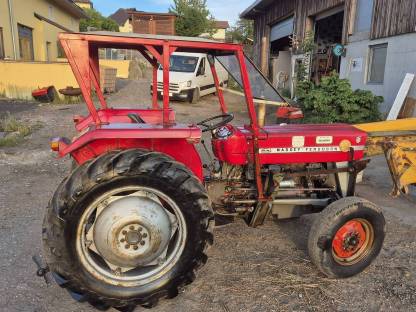 Traktor MF 135 mit Frontlader und Heckbagger