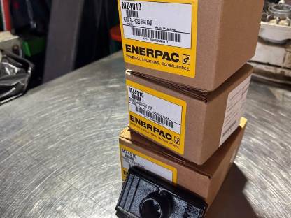 Bild 5:Hydraulikzylinder mit Handpumpe und Stützfuß