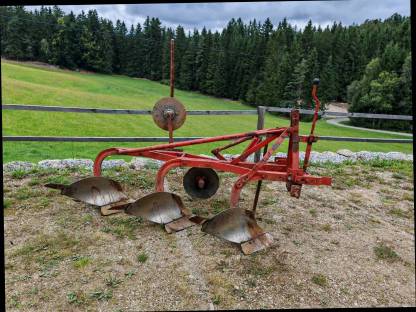 Bild 2:Pflug und Sämaschine