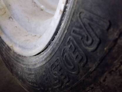 Bild 3:Kompletträder 15/55/17 Vredestein und Siloverteilerwalze