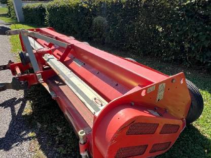 Bild 2:Schlegelhäcksler Kuhn