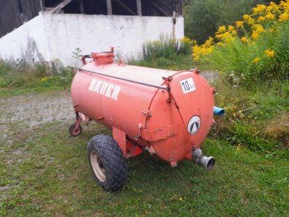 Bild 3:Bauer Güllefass