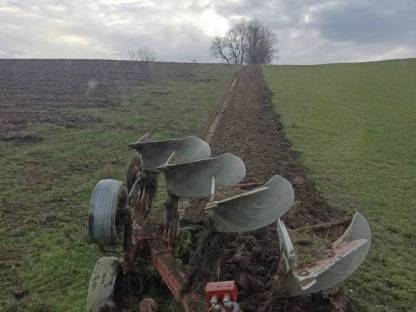 Bild 2:Wir pflügen Ihre Acker