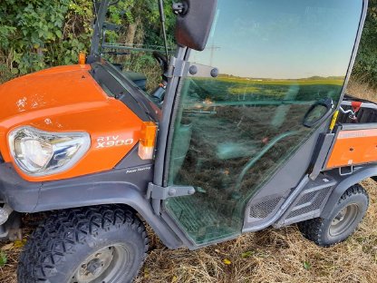 Bild 3:Kubota Diesel Vollkabine, Fronthydraulik mit nur 380 Bstd., RTV X900