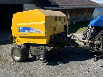 Bild 2:New Holland BR 560 Rundballenpresse