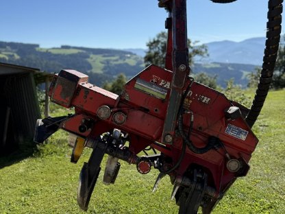 Bild 4:Bagger mit Schubharvester JCB 8060