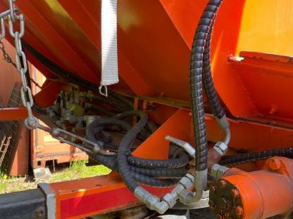 Bild 3:Vollhydraulischer Splitstreuer