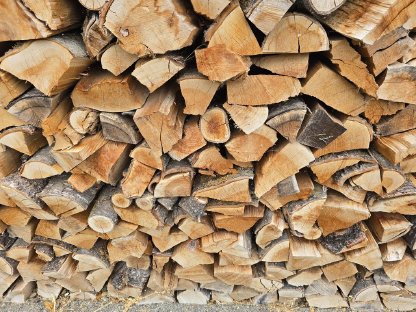 Brennholz, hart und sehr trocken, ofenfertig