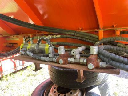 Bild 5:Vollhydraulischer Splitstreuer