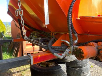 Bild 4:Vollhydraulischer Splitstreuer