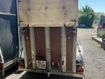 Bild 2:Pferdeanhänger