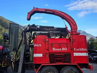 Bild 2:Eschelböck Biber 80 Hacker Häcksler mit Spalter und Kran