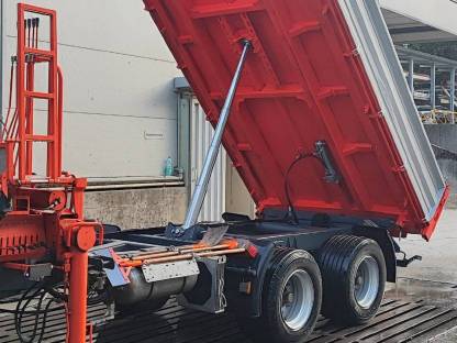 Bild 3:Tandemkipper mit Kran Fliegl