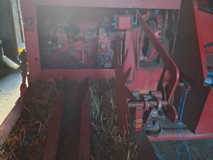 Bild 2:Welger Kleinballenpresse