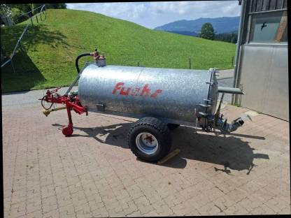 Bild 4:Fuchs Güllefass mit Möschaverteiler