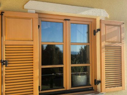 Holzfenster mit Balken