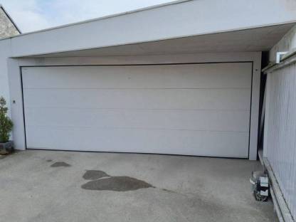 Bild 2:Sektionaltor Wartecker mit Berner Torantrieb