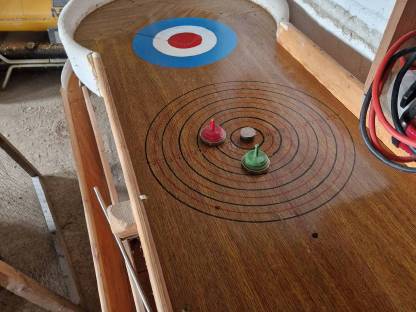 Bild 7:Tischkegelbahn, Eisstockbahn