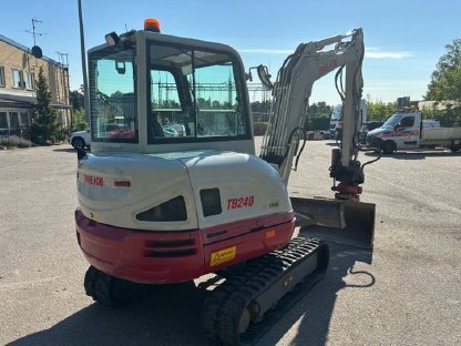 Bild 2:Takeuchi TB240