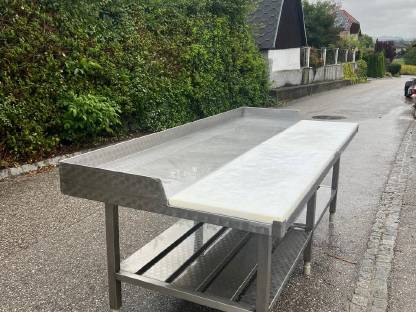 Bild 2:Edelstahl-Zerlegetisch