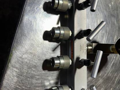 Bild 3:Hydraulikzylinder mit Handpumpe und Stützfuß