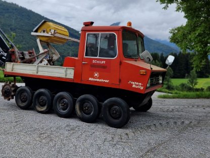 Pistenraupe und Skilift
