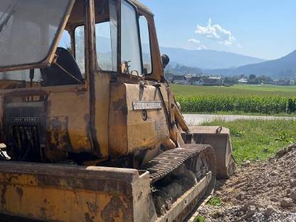 Bild 4:John Deere 450A Laderaupe mit Heckbagger