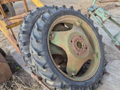 Bild 3:Traktor MF 135 mit Frontlader und Heckbagger