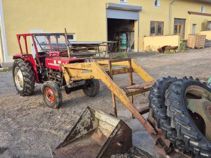 Bild 2:Traktor MF 135 mit Frontlader und Heckbagger