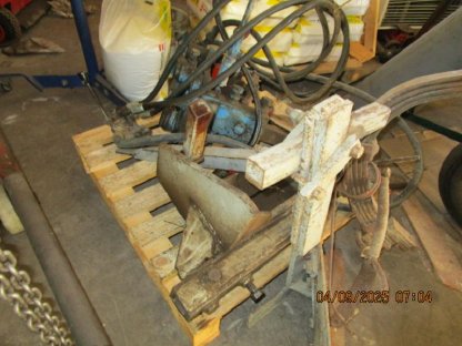 Bild 3:Stockräumgerät mit Konsole und Pflug