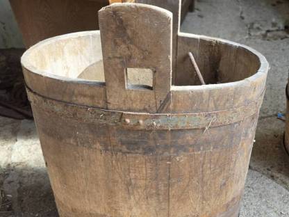 Bild 2:Sautröge und Fassl