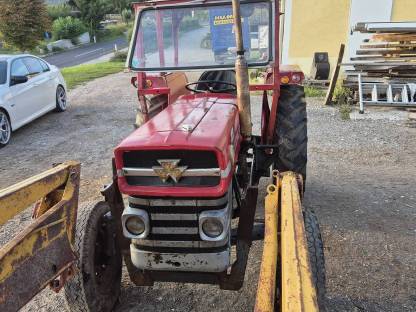 Bild 5:Traktor MF 135 mit Frontlader und Heckbagger