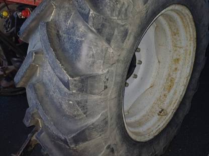 Bild 2:2x Traktorreifen 16.9 R30