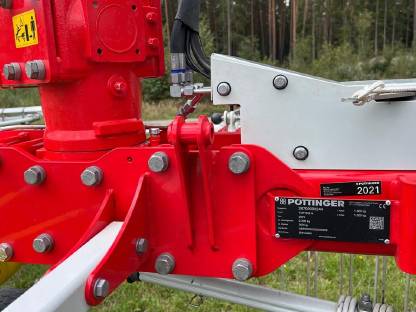 Bild 8:Pöttinger Top 632 A Wurmschwader