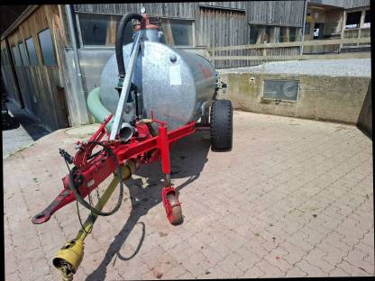 Bild 2:Fuchs Güllefass mit Möschaverteiler