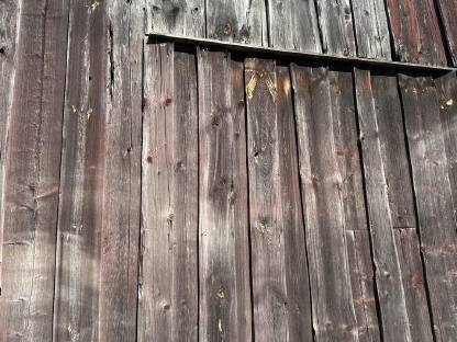 Bild 2:Altholz Bretter und Dachstuhl