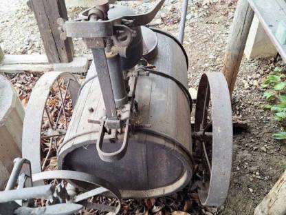 Bild 2:Alte antike Baumspritze