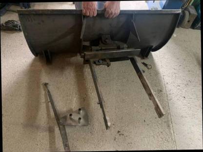 Bild 4:Rasentraktor Schneepflug