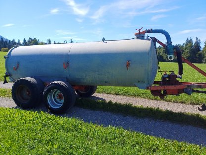 Bild 4:Bauer Güllefass