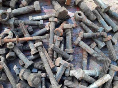 Bild 3:Schrauben, Muttern, schwarz