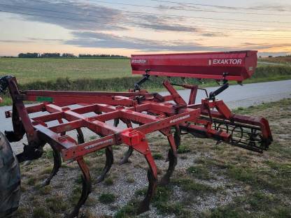 Bild 2:Grubber Pöttinger mit Saatkasten