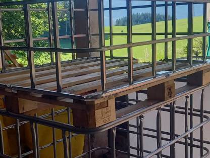 Bild 2:Gitterboxen für Brennholz auf Europalette