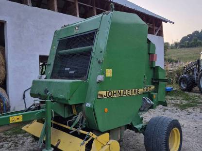 Bild 3:John Deere 580 Rundballenpresse